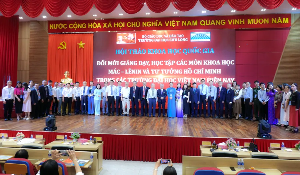 9 Đại biệu chụp ảnh lưu niệm.jpg