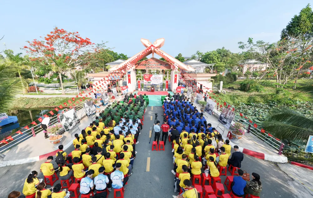 1 Quang cảnh buổi lễ khánh thành đường cờ chiến thắng tại Trường ĐH Cửu Long.jpg