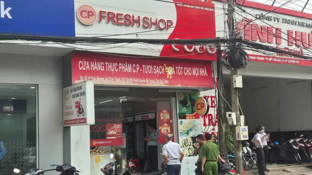 Đoàn liên ngành tỉnh Sóc Trăng kiểm tra cửa hàng CP Fresh Shop tại huyện Mỹ Xuyên, tỉnh Sóc Trăng