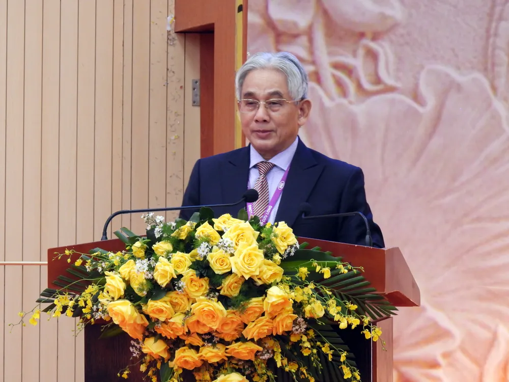 3 Nhà giáo Ưu tú, Phó Giáo sư, Tiến sĩ Lương Minh Cừ - Bí thư Đảng ủy, Hiệu trưởng Trường Đại học Cửu Long phát biểu khai mạc Hội nghị..jpg