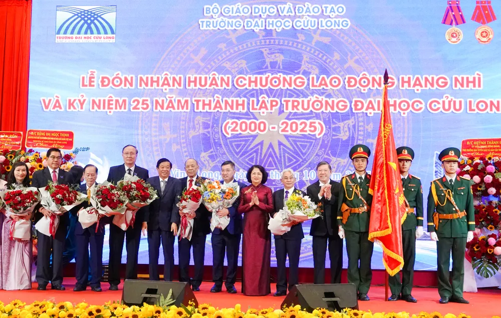 Tập thể lãnh đạo Trường Đại học Cửu Long và các đại biểu tại lễ kỷ niệm