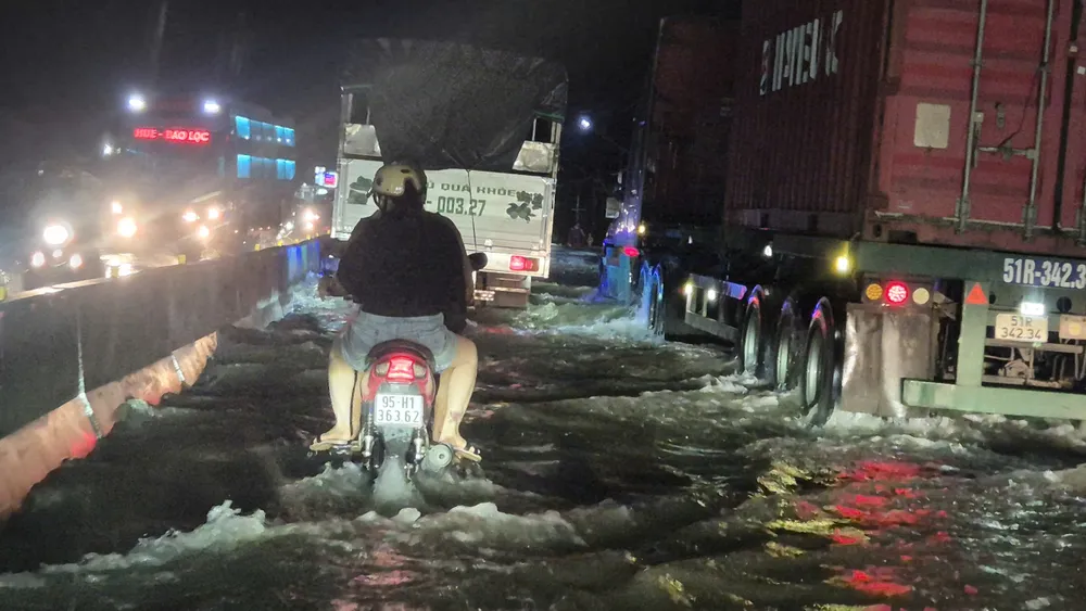 Quốc lộ 1A qua địa bàn phường Đại Thành, TP Cần Thơ bị ngập sâu trong nước