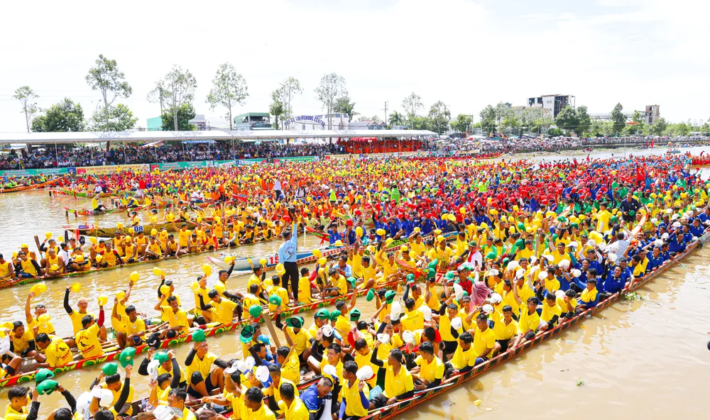 Hàng ngàn vận động viên quy tụ tại sông Maspéro (TP Cần Thơ) để tham gia giải đua