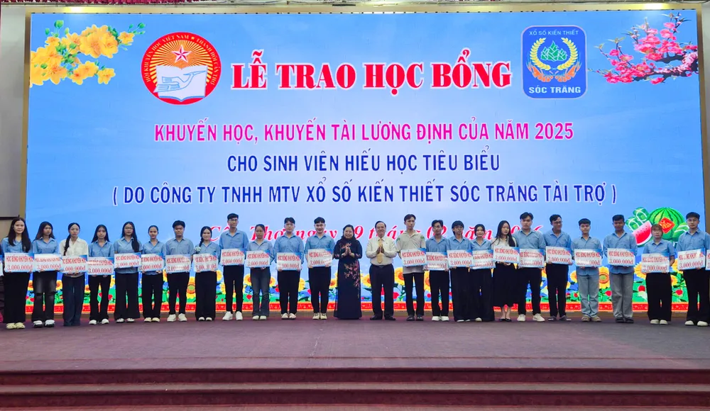 Bà Hồ Thị Cẩm Đào, Phó Bí thư Thành ủy, Chủ tịch Uỷ ban MTTQ Việt Nam TP Cần Thơ trao học bổng cho các em sinh viên