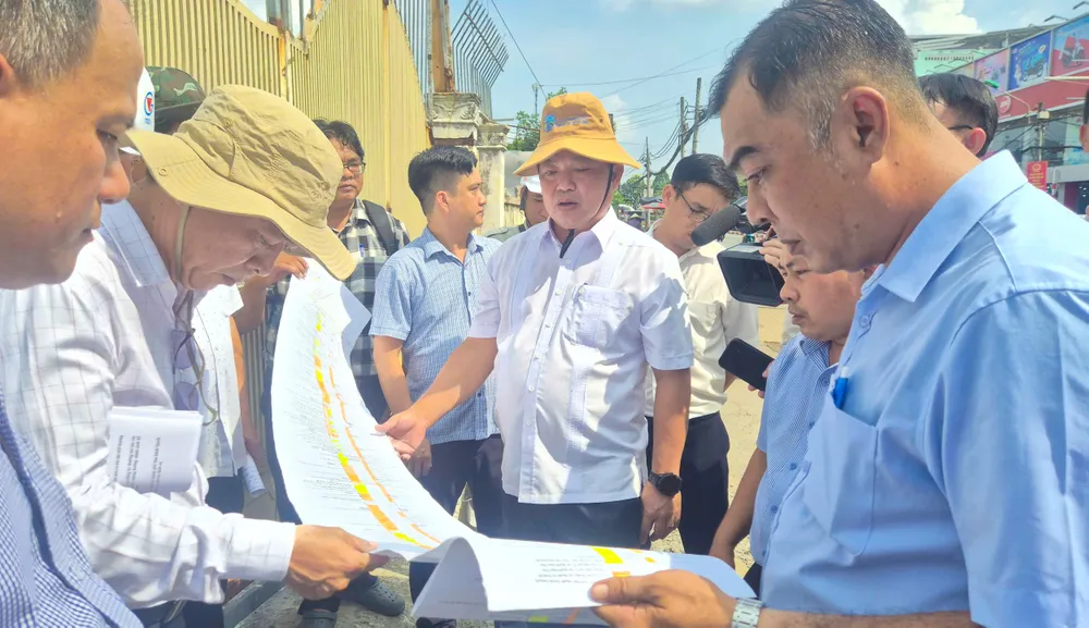 Phó Chủ tịch UBND TP Cần Thơ Nguyễn Văn Hoà kiểm tra thực địa tiến độ Dự án Nâng cấp, mở rộng quốc lộ 91