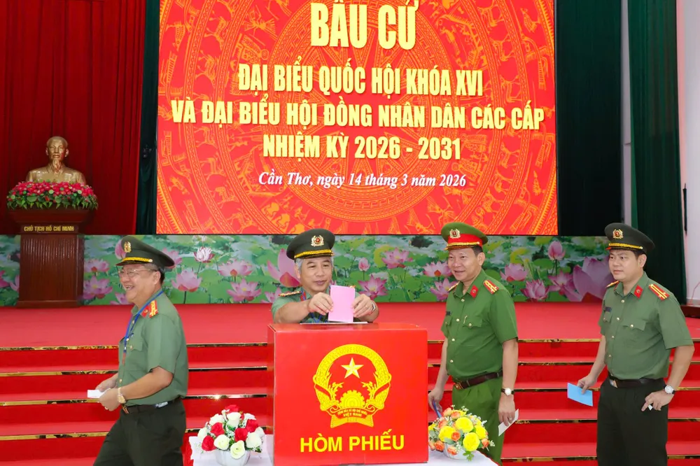 Cử tri Công an TP Cần Thơ bỏ phiếu bầu tại Tổ bầu cử số 23