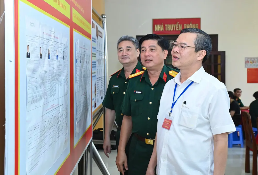 Chủ tịch UBND TP Cần Thơ Trương Cảnh Tuyên kiểm tra công tác chuẩn bị tại Tổ bầu cử số 31