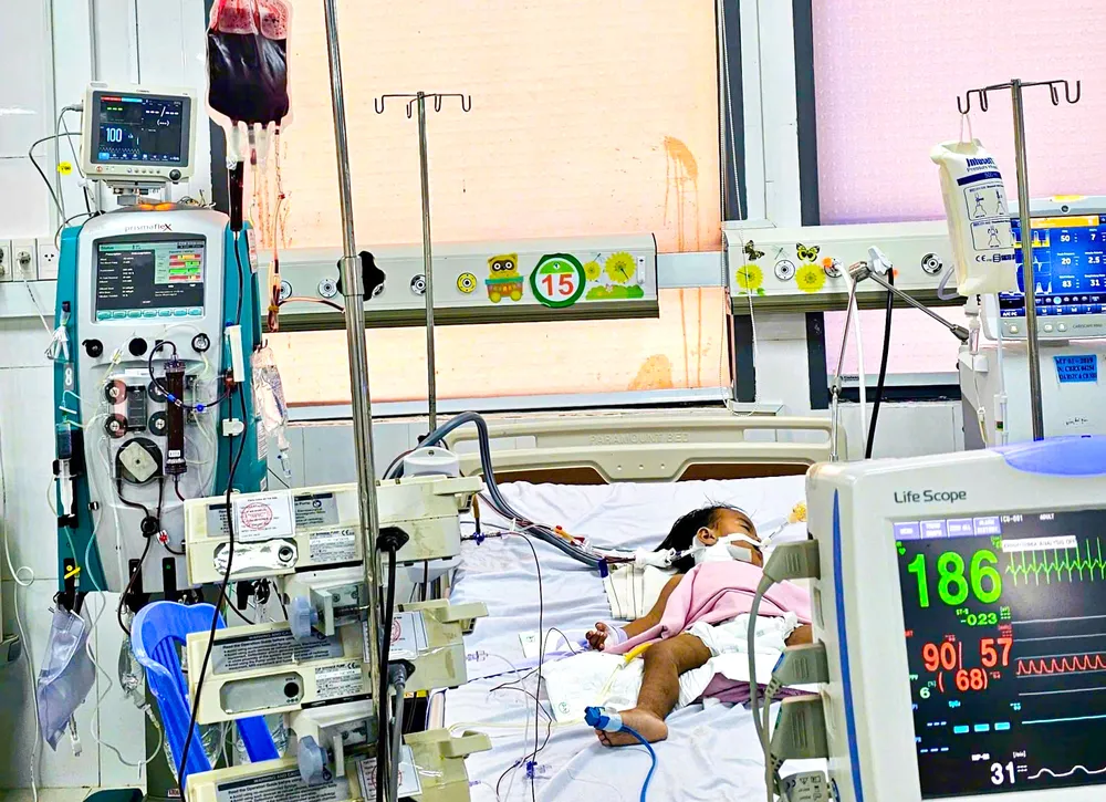 Cứu sống bé gái 20 tháng tuổi bị tay chân miệng độ 4 nguy kịch