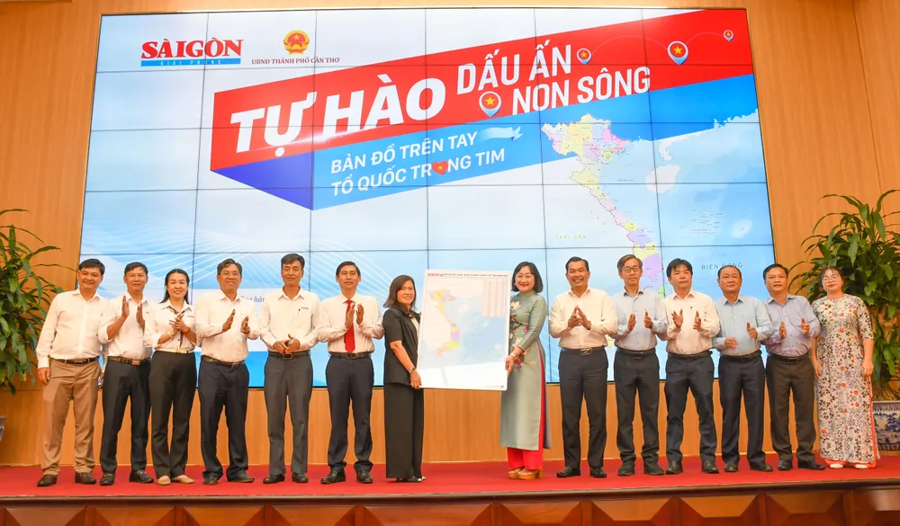 Lãnh đạo Báo SGGP trao Bản đồ Việt Nam – đơn vị hành chính cấp tỉnh cho UBND TP Cần Thơ