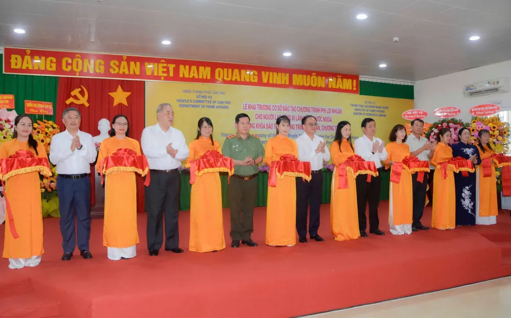 Các đại biểu cắt băng khai trương cơ sở đào tạo