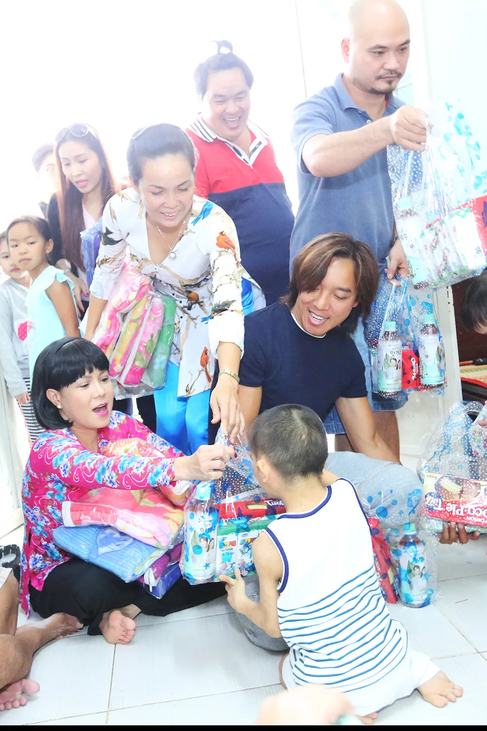 Kỷ niệm ngày cưới, Việt Hương đi làm từ thiện ảnh 2