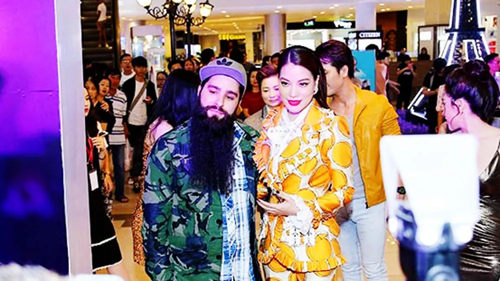 Đạo diễn phim “Kong” Jordan Vogt-Roberts thân thiết chụp hình với Trương Ngọc Ánh trong lễ ra mắt bộ phim Sắc đẹp ngàn cân