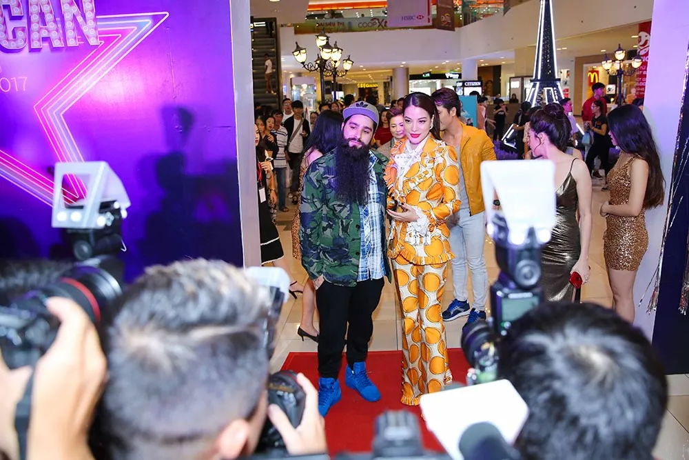 Đạo diễn phim "Kong" thân thiết bên Trương Ngọc Ánh ảnh 3