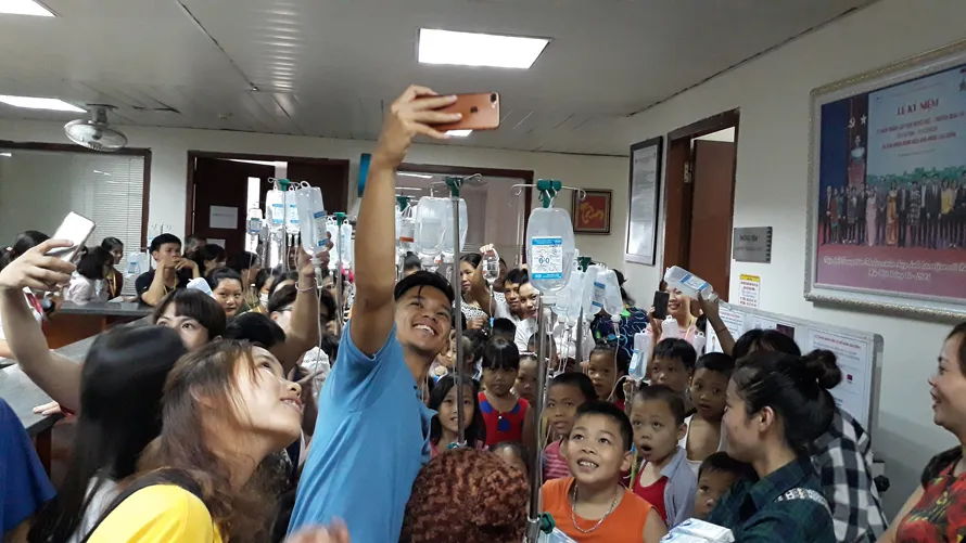 Trọng Hiếu truyền lửa lạc quan đến bệnh nhi ảnh 2