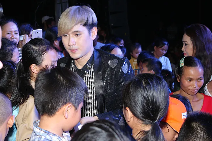 Nguyên Vũ đón Trung thu sớm cùng hàng nghìn trẻ nghèo ảnh 1