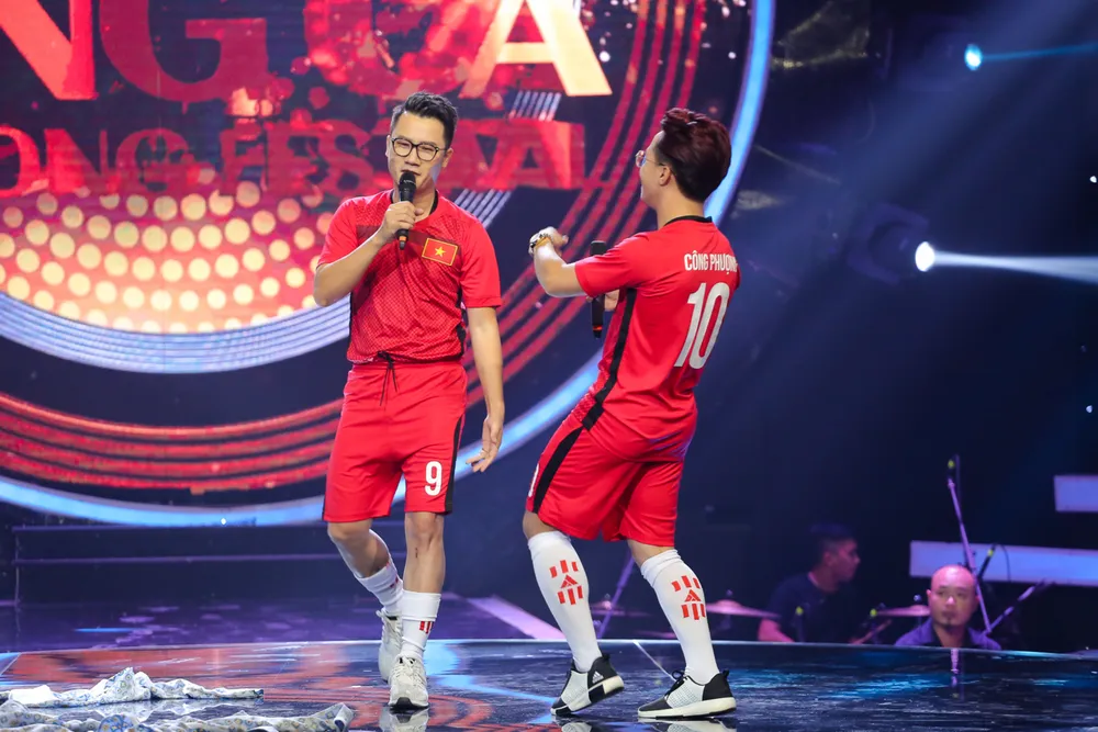 Ca sĩ Hoàng Bách đánh giá gì về ứng viên đua tranh ngôi vị Quả bóng Vàng 2017? ảnh 1