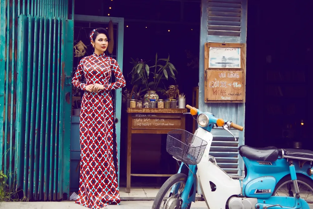 “Người đẹp Tây Đô” khoe nhan sắc không tuổi với áo dài ảnh 3