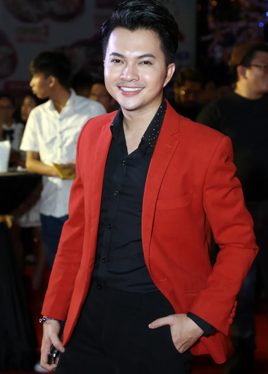 Hoài Linh trần tình về trang phục tại buổi ra mắt phim tết ảnh 8