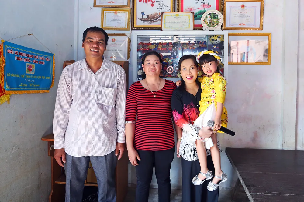 Việt Hương không nhận show, đi trao quà tết sớm ảnh 2