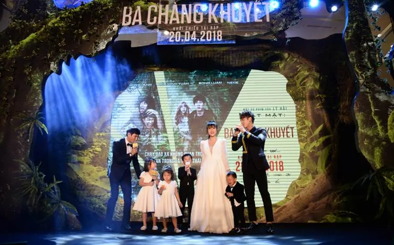 Lý Hải đưa cả 4 con lên thảm đỏ ảnh 4