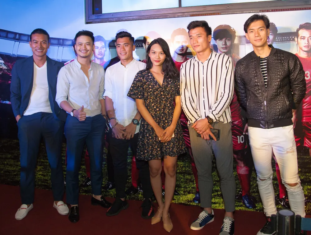 Dàn cầu thủ U23 đi xem phim về bóng đá ảnh 1