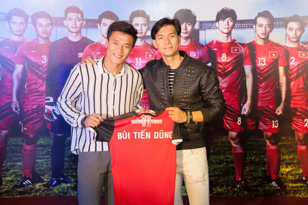 Dàn cầu thủ U23 đi xem phim về bóng đá ảnh 2