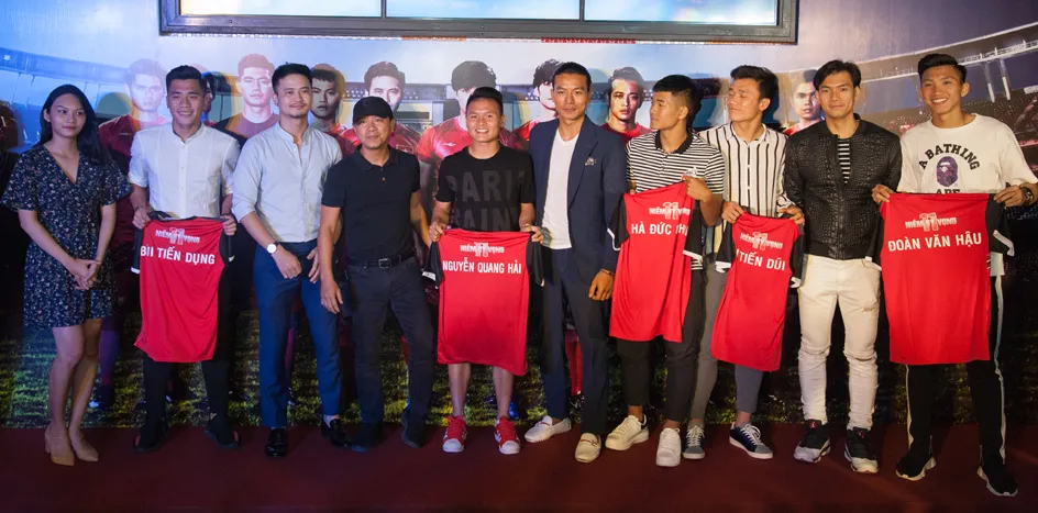 Dàn cầu thủ U23 đi xem phim về bóng đá ảnh 3