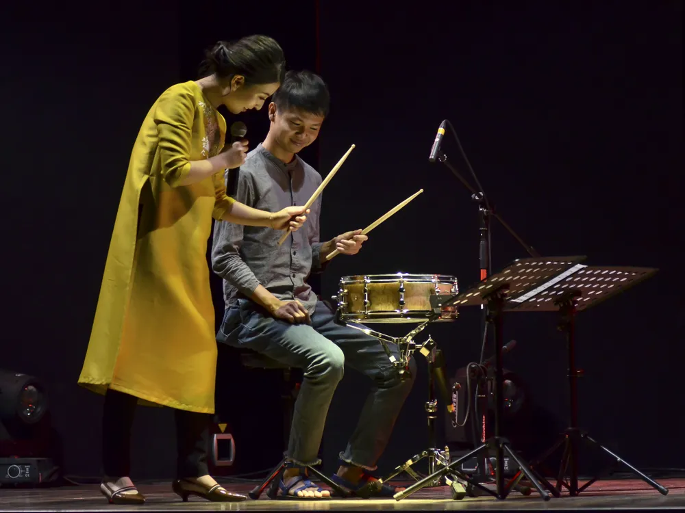 Nghệ sĩ Hàn trình diễn Lý ngựa ô đầy ngẫu hứng ảnh 2