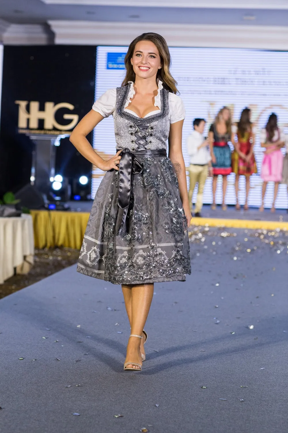 Hoa hậu Áo trình diễn trang phục dân tộc tại Việt Nam ảnh 3