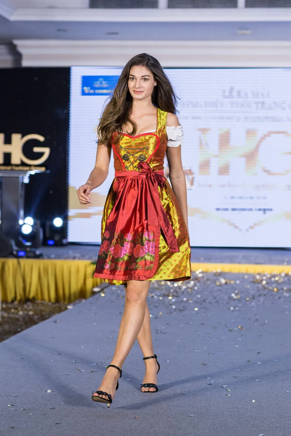 Hoa hậu Áo trình diễn trang phục dân tộc tại Việt Nam ảnh 5