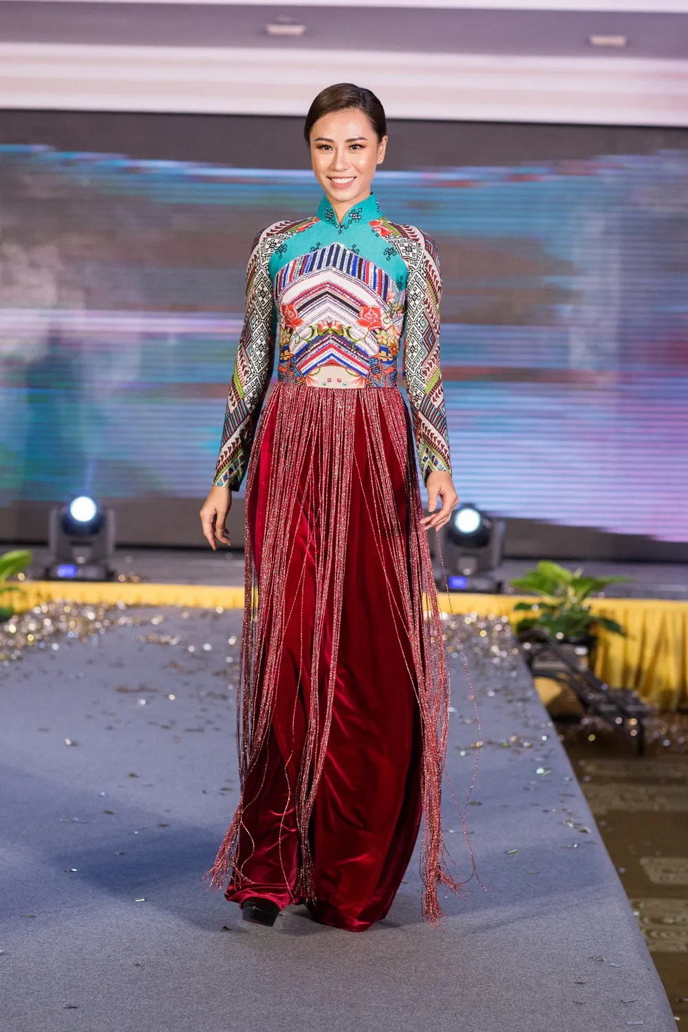 Hoa hậu Áo trình diễn trang phục dân tộc tại Việt Nam ảnh 9