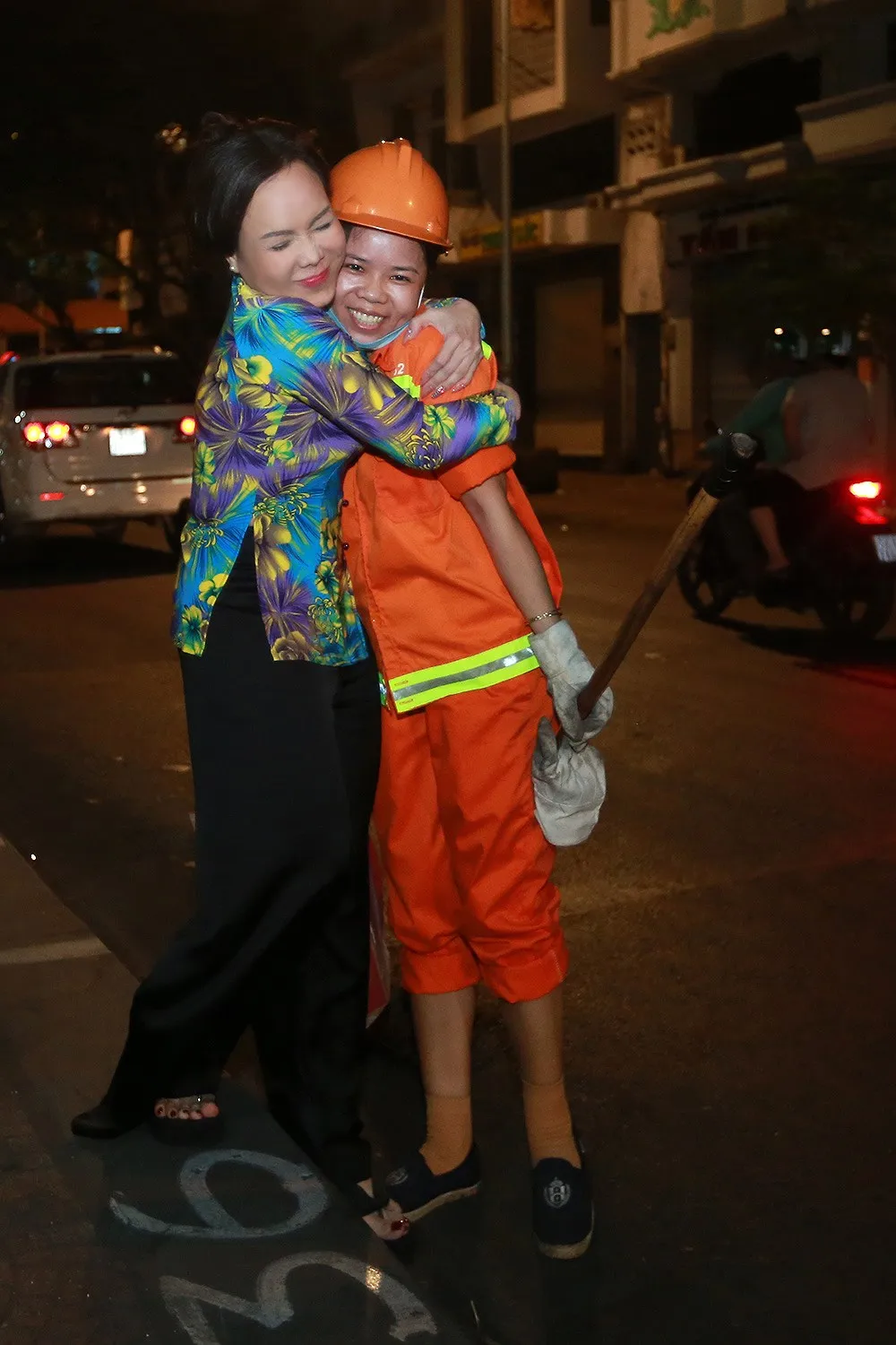 Việt Hương đi xe máy trao quà tết cho người nghèo giữa đêm ảnh 2