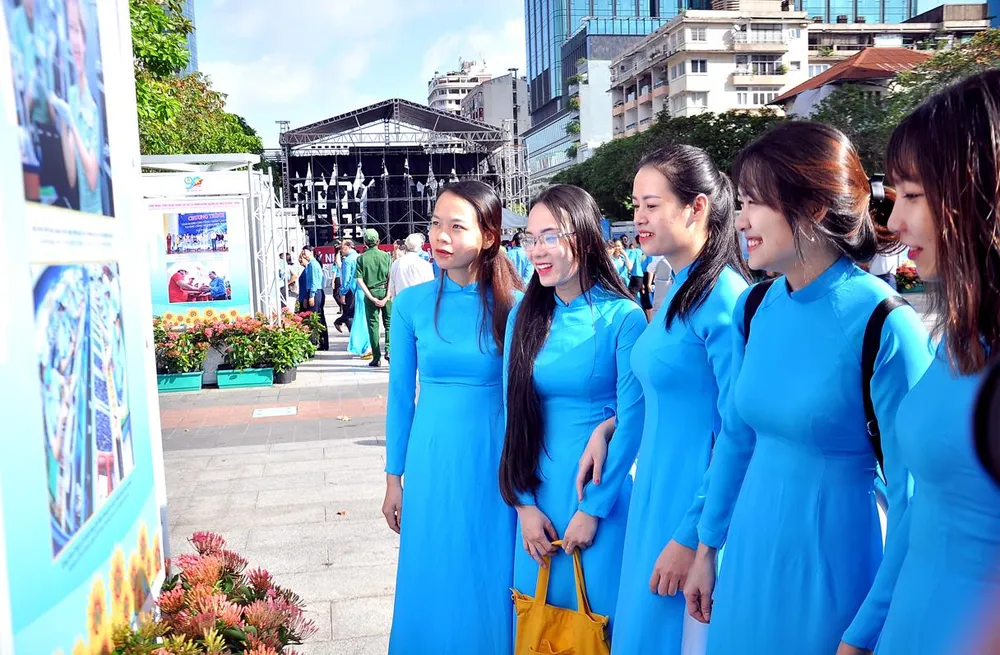 Khai mạc triển lãm “Công đoàn Việt Nam – 90 năm một chặng đường lịch sử” ảnh 5