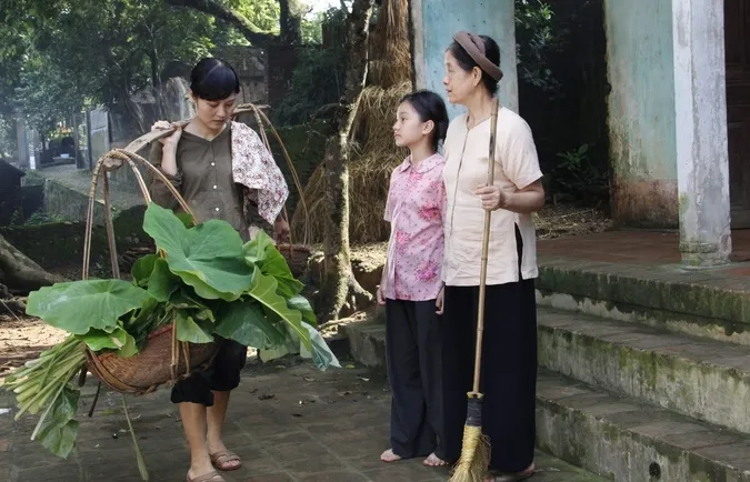 Cô bé Ngọc từng có tuổi thơ êm đềm trước khi mẹ quyết định đi bước nữa