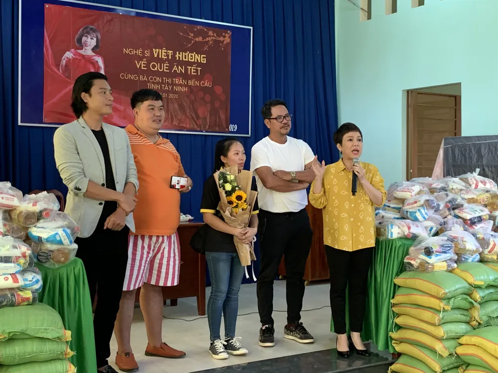 Việt Hương mang Tết sớm đến cho bà con nghèo ảnh 3