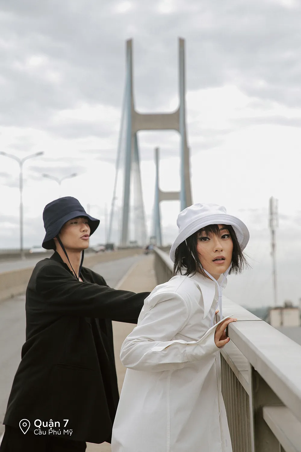 Cặp đôi “Sài Gòn trong cơn mưa” chụp ảnh “check in” khắp thành phố ảnh 6