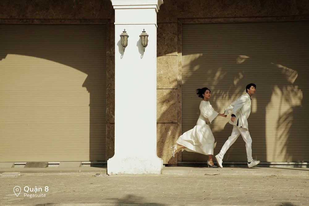 Cặp đôi “Sài Gòn trong cơn mưa” chụp ảnh “check in” khắp thành phố ảnh 3