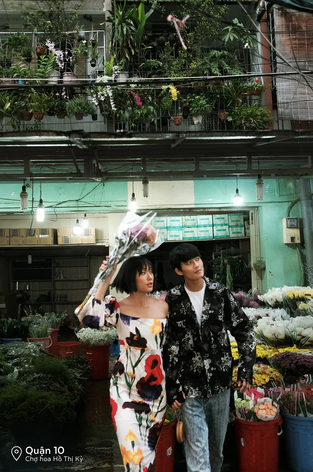 Cặp đôi “Sài Gòn trong cơn mưa” chụp ảnh “check in” khắp thành phố ảnh 4