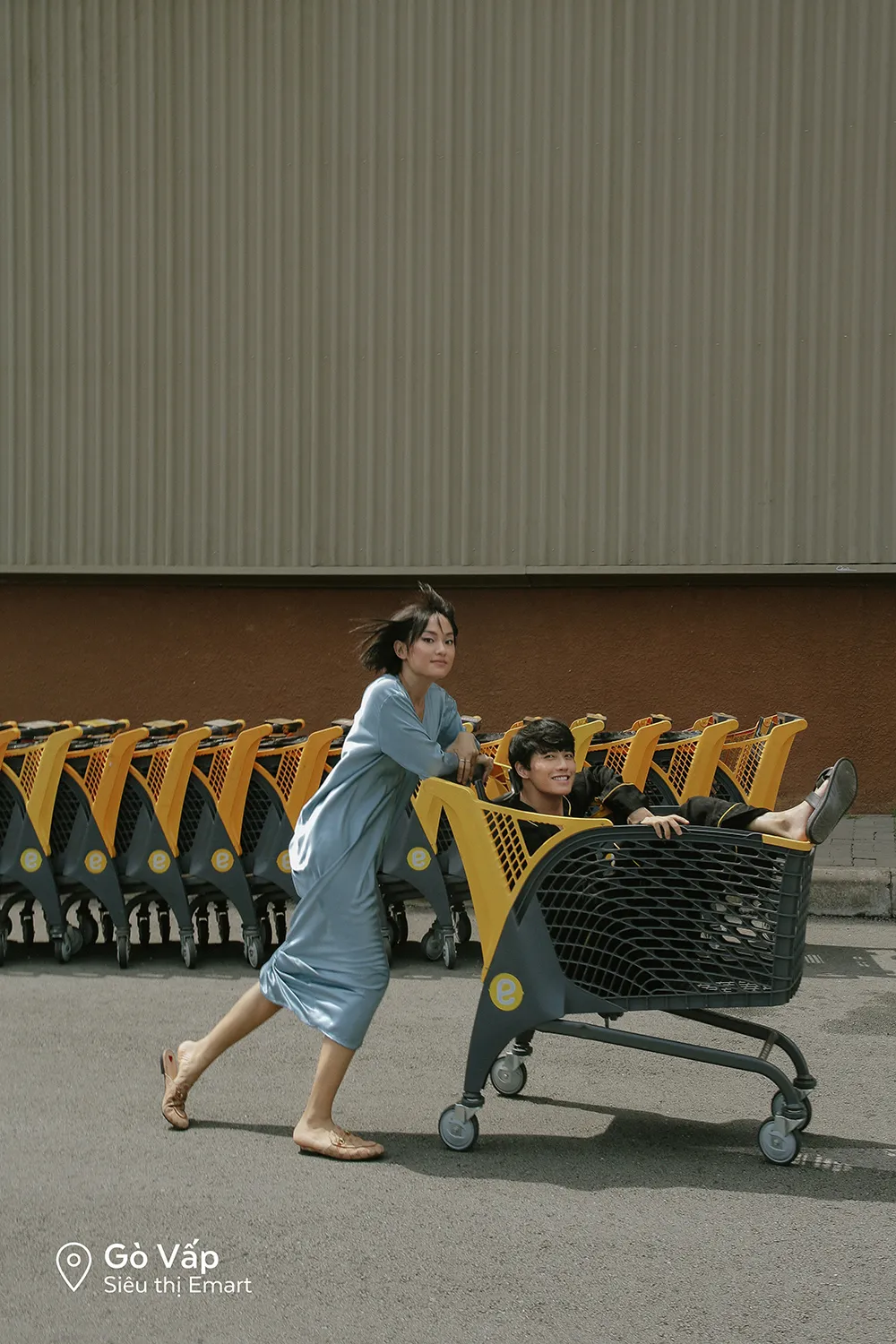 Cặp đôi “Sài Gòn trong cơn mưa” chụp ảnh “check in” khắp thành phố ảnh 10