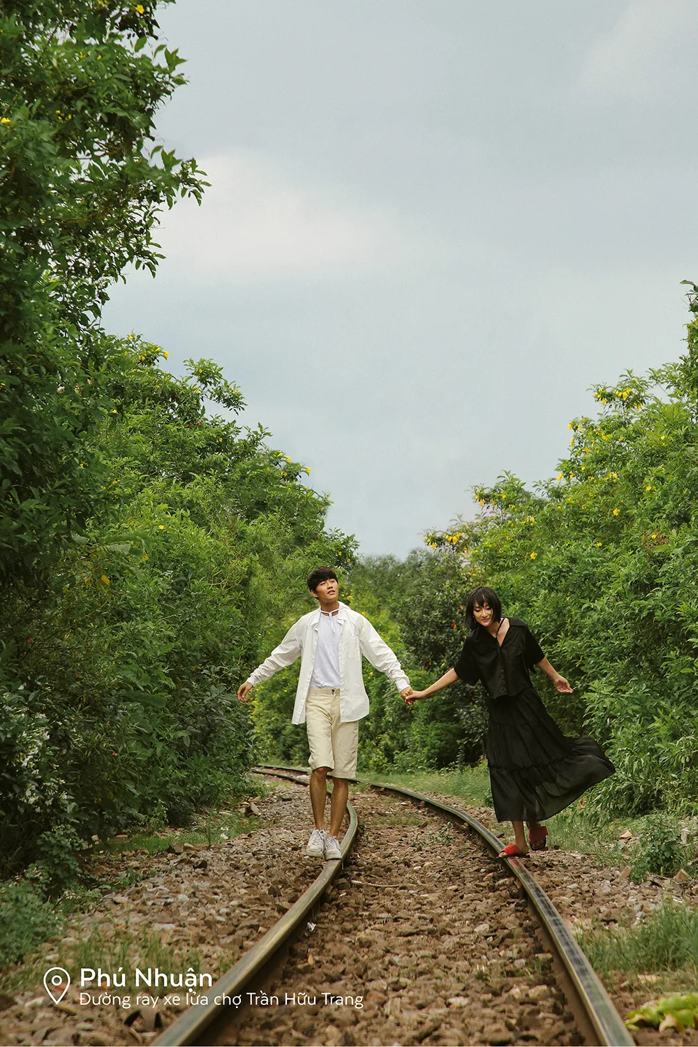 Cặp đôi “Sài Gòn trong cơn mưa” chụp ảnh “check in” khắp thành phố ảnh 9