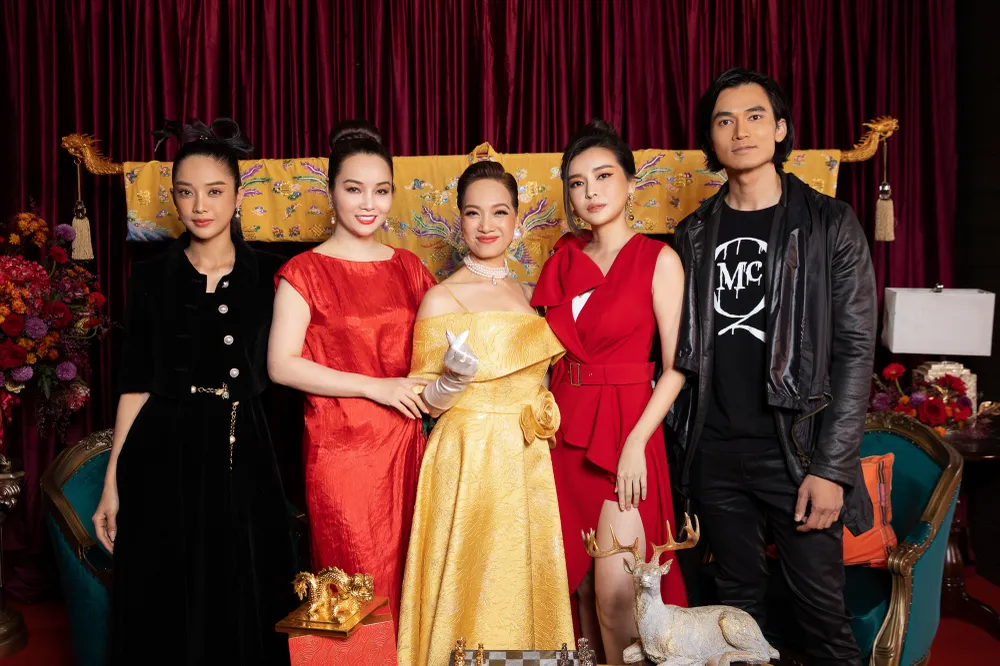 ''Đại tiệc'' thảm đỏ phim ''Gái già lắm chiêu V'' ảnh 3