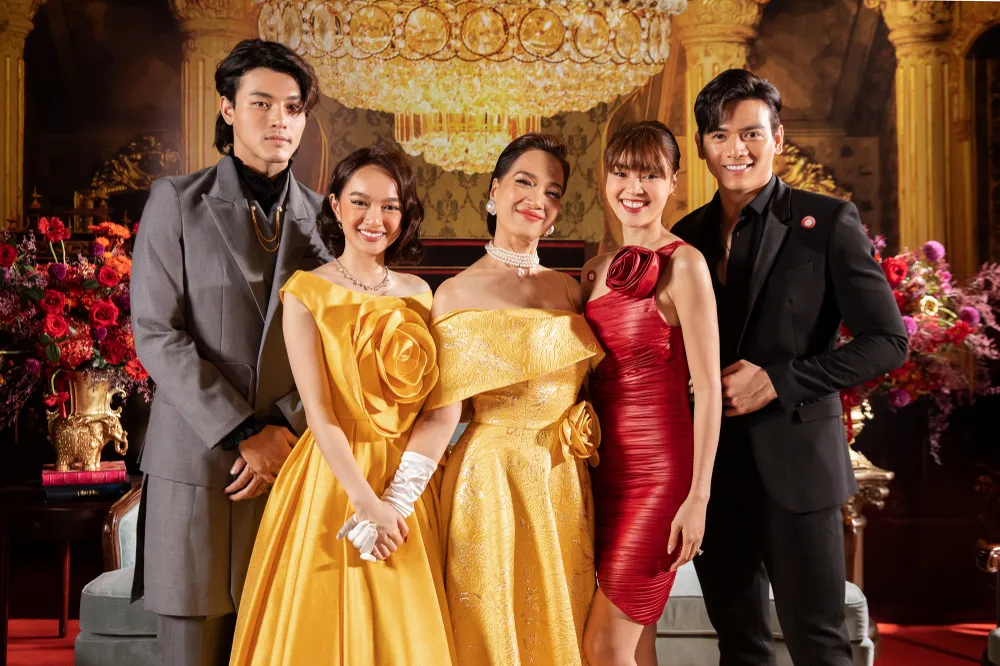 ''Đại tiệc'' thảm đỏ phim ''Gái già lắm chiêu V'' ảnh 6