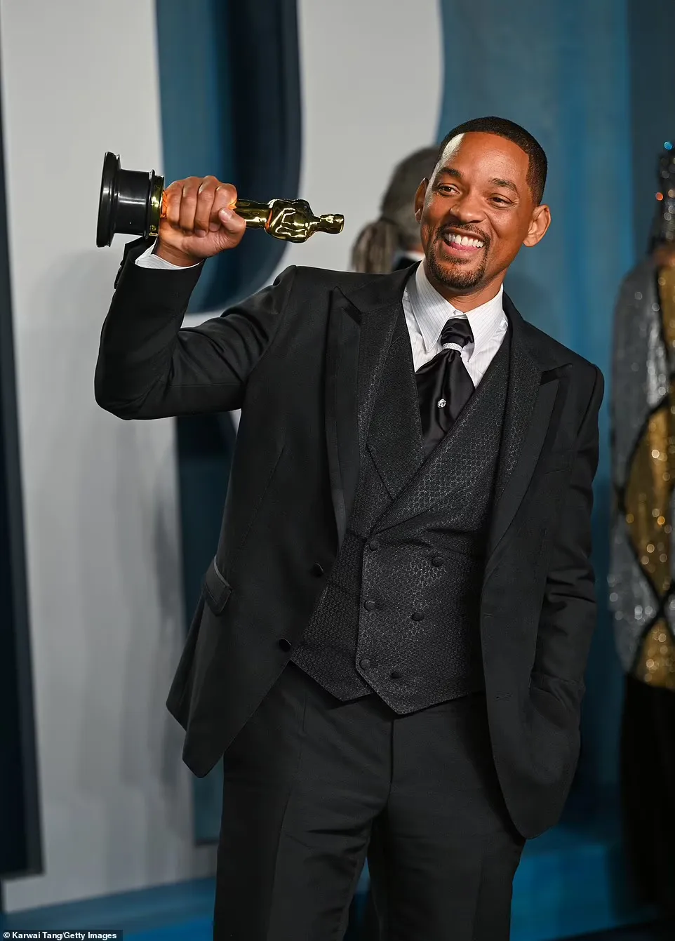 Will Smith nói lời xin lỗi sau khi tát Chris Rock trên sân khấu Oscar ảnh 3