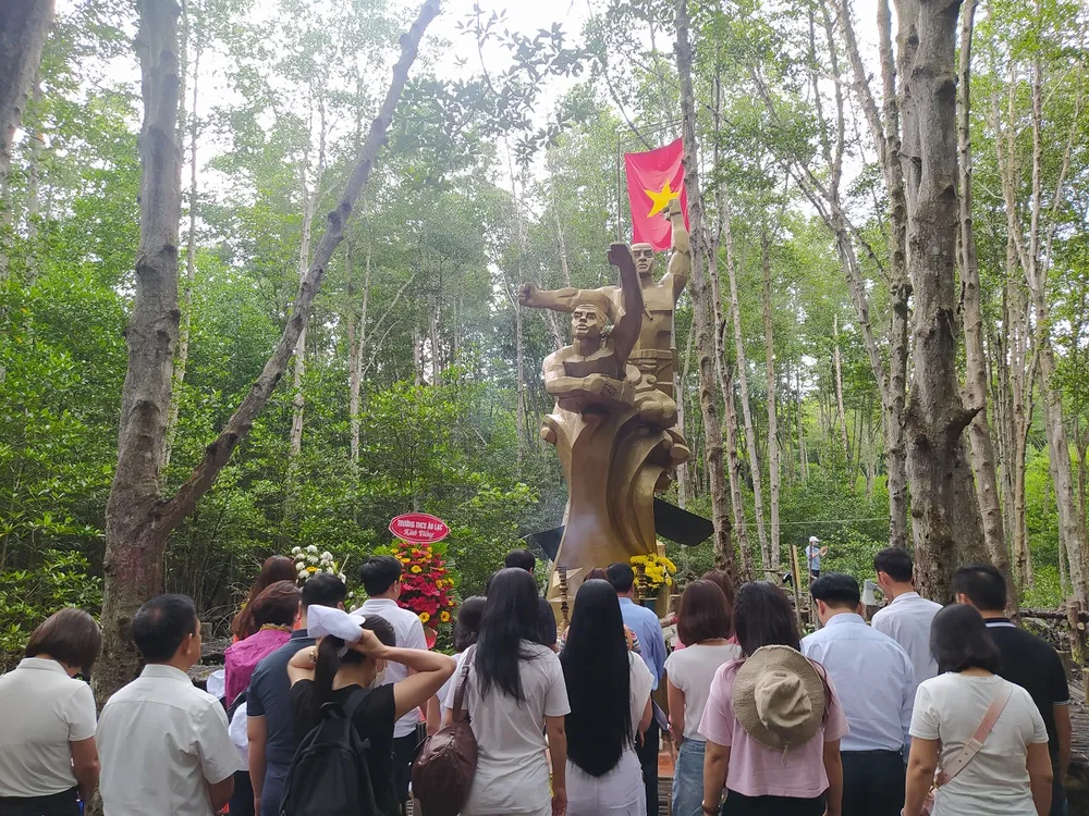 Chuyến về nguồn ý nghĩa của đại biểu dự Liên hoan phát thanh toàn quốc 2022 ảnh 2