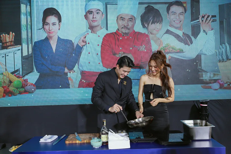 Phương Anh Đào trổ tài vào bếp cùng bạn diễn điển trai ảnh 1
