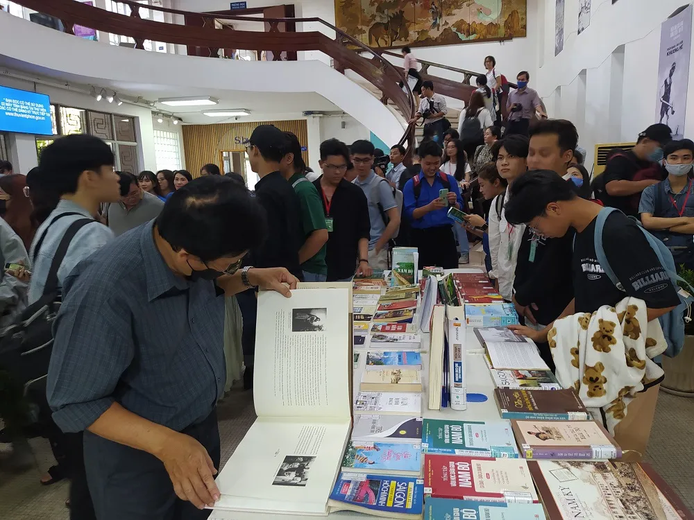 Nhiều tư liệu quý tại triển lãm 75 năm điện ảnh cách mạng Bưng biền - Nam bộ ảnh 9