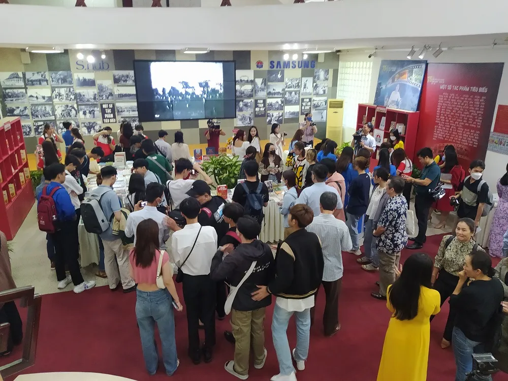 Nhiều tư liệu quý tại triển lãm 75 năm điện ảnh cách mạng Bưng biền - Nam bộ ảnh 4