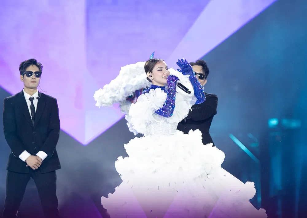 Ngọc Mai vượt qua Trần Thu Hà lên ngôi quán quân Ca sĩ mặt nạ ảnh 4