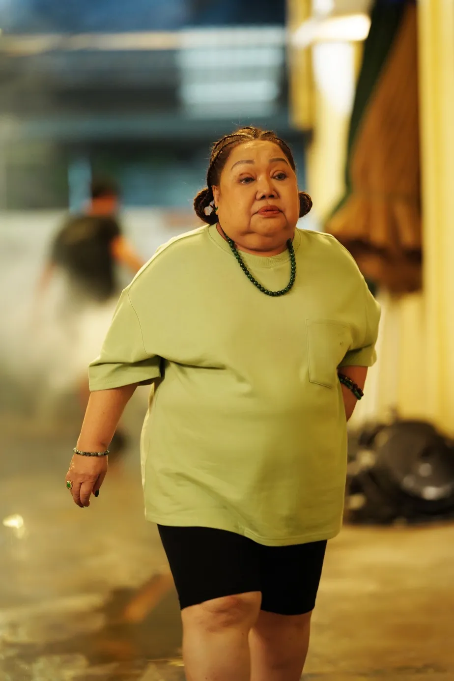 Ở tuổi 77, NSND Ngọc Giàu gây chú ý vì tạo hình lạ trong phim Tết ảnh 1