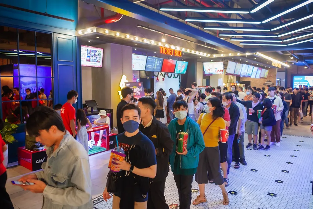 Khán giả Việt xếp hàng dài mua vé xem phim